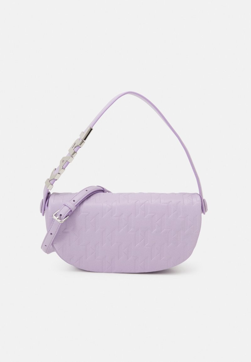 Sac à main en cuir violet à forme incurvée, avec motif géométrique en relief, bandoulière réglable et éléments métalliques décoratifs.