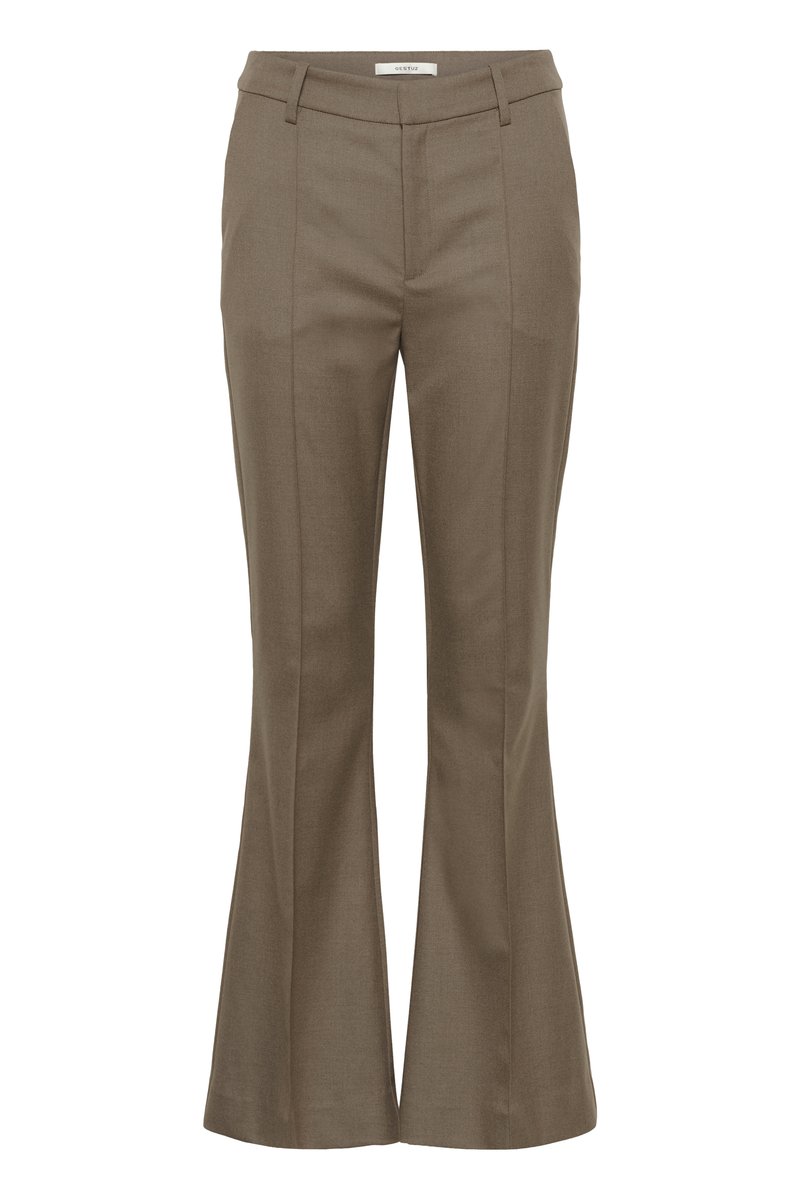 Pantalon évasé sur mesure en vert olive discret, doté d'une texture lisse, d'une ceinture structurée et de plis avant.