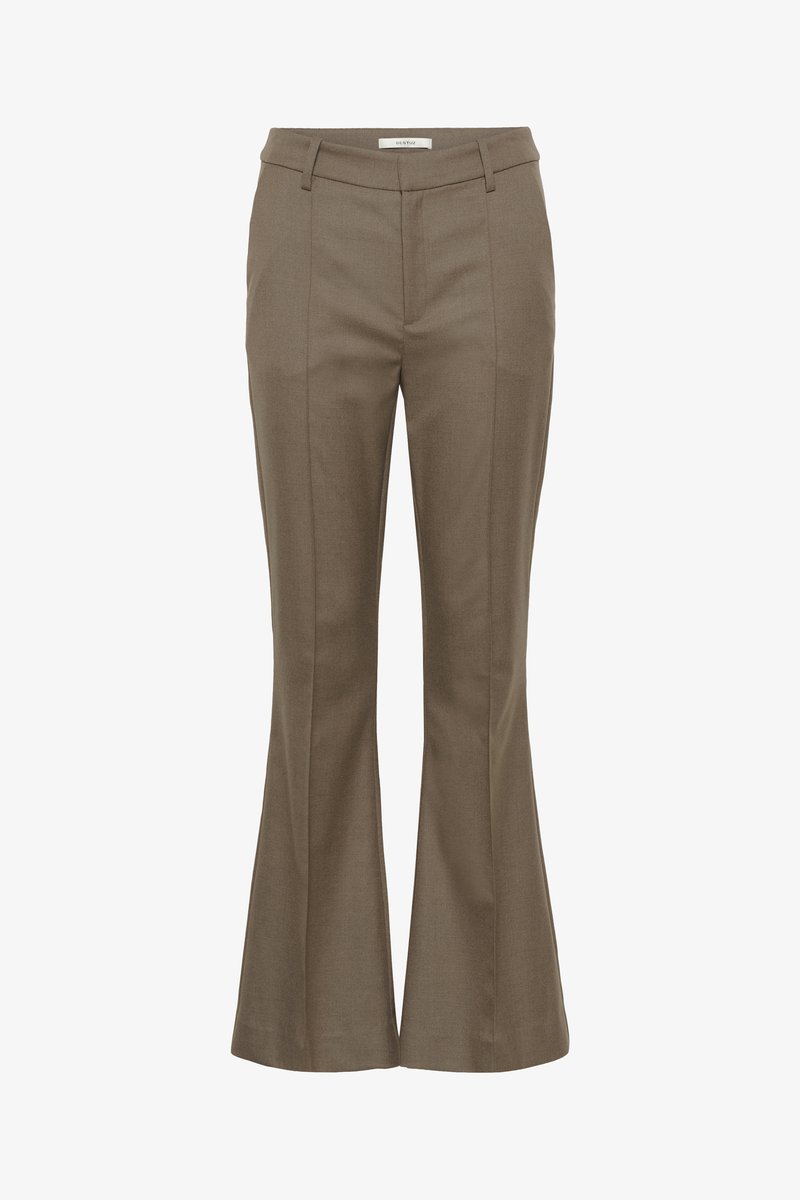 Pantalon évasé sur mesure en vert olive discret, doté d'une texture lisse, d'une ceinture structurée et de plis avant.