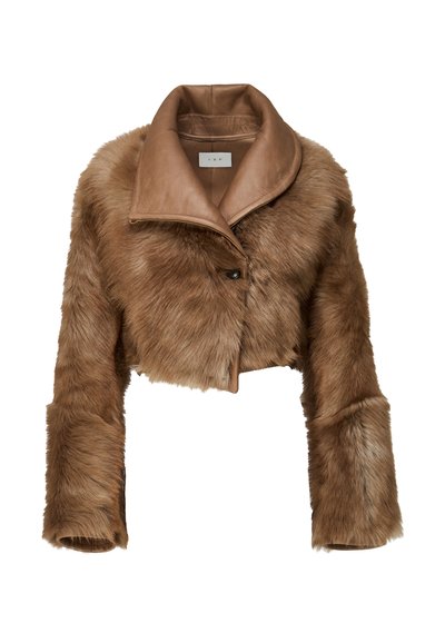 Veste courte en fausse fourrure marron avec col en cuir lisse et fermeture boutonnée ; dotée de larges manches et d'une texture douce et duveteuse.