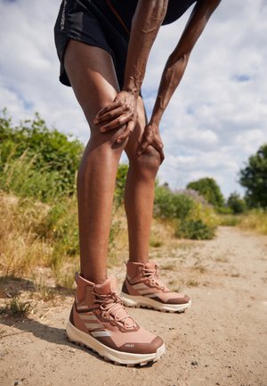 TERREX MID RAIN RDY - Trekingové boty - clay strata/taupe metallic/impact orange