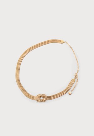 Gouden multi-strengs ketting met een verstrengeld knoopdetail in het midden en een verstelbare sluiting met verlengketting.