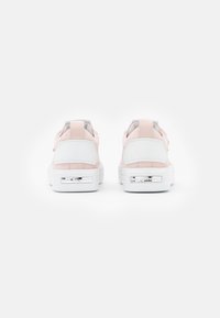 Różowo-białe sneakersy z gładkim wykończeniem z zamszu i skóry, wyposażone w teksturowaną podeszwę oraz metaliczny akcent na pięcie.