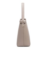 Sac en cuir beige avec un design effilé, une longue anse unique et un accent en matériel doré contrastant près de la poignée.