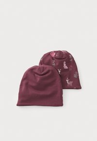 Due beanie in magenta; uno in tinta unita e l'altro decorato con motivi di animali e piante, entrambi caratterizzati da una vestibilità aderente e una texture morbida.
