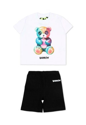 Chemise blanche à manches courtes avec un graphique d'ours en peluche coloré et le texte "BARROW", associée à un short noir avec le logo "BARROW" blanc.