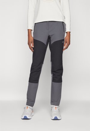 Pantalons d'extérieur gris et noir avec un design fuselé, présentant des panneaux contrastants et des poches zippées, fabriqués à partir d'un tissu résistant.