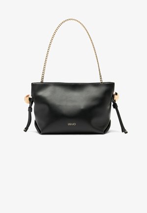 Bolso de mano de cuero negro con una correa de cadena dorada, que presenta una textura suave, detalles en dorado y logotipo. Cierres laterales para forma ajustable.