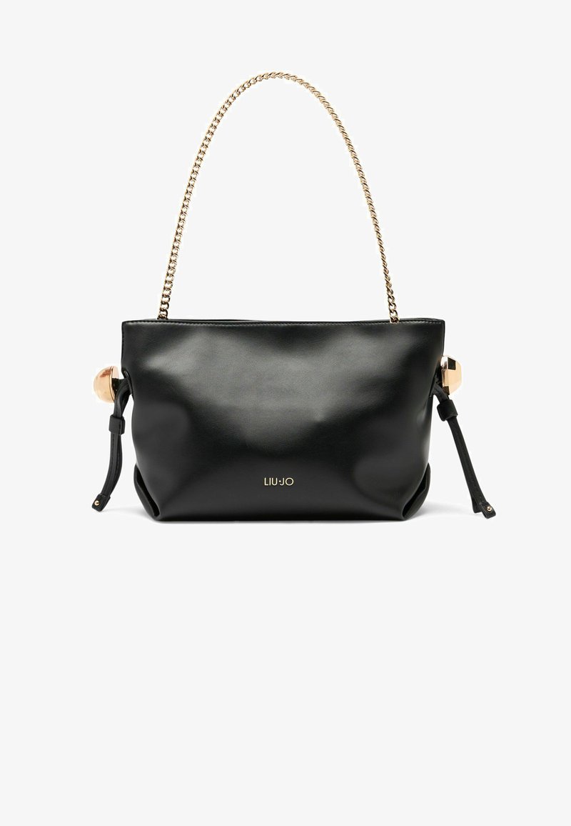 Sort læderhåndtaske med en gylden kædesti, der har en glat tekstur, gyldne detaljer og logo-beskrivelse. Sidebind til justerbar form.