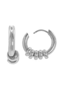 Orecchini a cerchio in argento con una finitura liscia e lucida, caratterizzati da un accento a spirale e da molteplici segmenti arrotondati lungo il bordo inferiore.