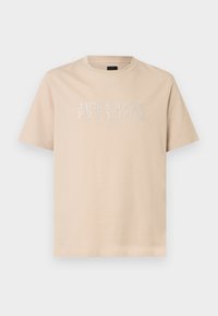 Μπεζ κοντομάνικο μπλουζάκι με στρογγυλή λαιμόκοψη και λευκό κείμενο “JACK & JONES PREMIUM EST. 1990” στο κέντρο του στήθους.