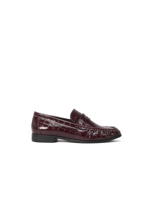 Mocassin pour homme en cuir bordeaux foncé à motif crocodile avec un petit talon noir et une bride à lanière, présenté en profil latéral.