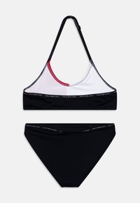 Bikini-set med svart underdel och en top med färgblock i rött, vitt och svart, tillverkad av mjukt, stretchigt material med logotypdetaljer.
