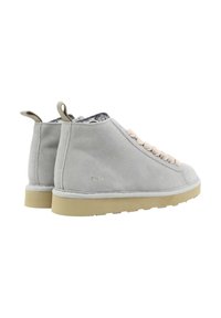 Scarpe alte in suede grigio con suole in gomma beige, caratterizzate da un design di lacci distintivo e linguette posteriori.