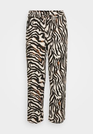 Lett pants i lett stoff, med et svart-hvitt zebra mønster og brune detaljer. Avslappet passform og cropped lengde.