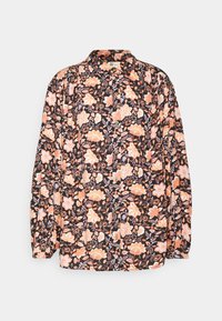 Blusa floral en negro, con flores naranjas y rosas sobre una tela texturizada. Con cuello, detalles de botones y mangas largas.
