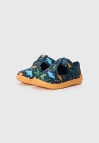 Chaussures en tissu bleu avec un motif de dinosaur coloré, semelle en caoutchouc orange et une sangle Velcro pour un enfilage facile.
