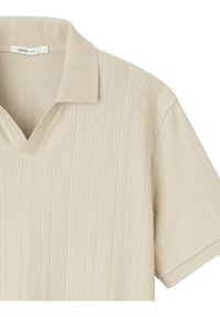 Polo à manches courtes de couleur beige avec un col en V, doté d'un design texturé et côtelé ainsi que d'un col tricoté pour un détail supplémentaire.