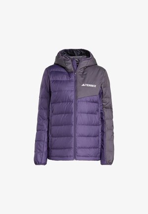 Giacca a vento imbottita viola e grigia con cappuccio, chiusura con zip frontale e logo "TERREX" sul petto, progettata per l'uso all'aperto e per il freddo.