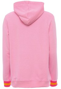 Rosa huvtröja med mjuk textur. Ärmsluten har flerfärgade ränder i rosa, orange och gult. Enkelt mönster, fullständig bakvy.