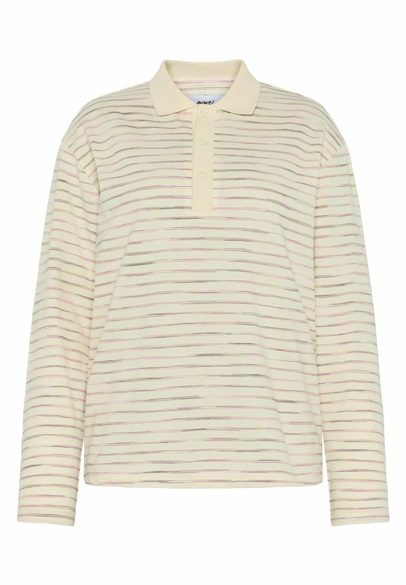 Polo à manches longues crème avec fines rayures horizontales dans des tons rose pâle et marron, et une patte de boutonnage à trois boutons au col.