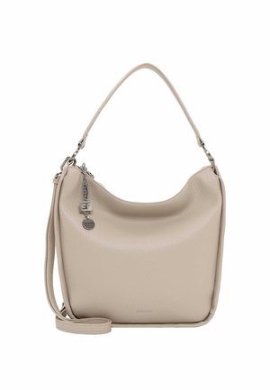 Beige Leder-Schultertasche mit glatter Oberfläche, geschwungenem Design, kurzem Griff und abnehmbarem langen Schulterriemen. Mithilfe eines metallic Anhängers als Detail.