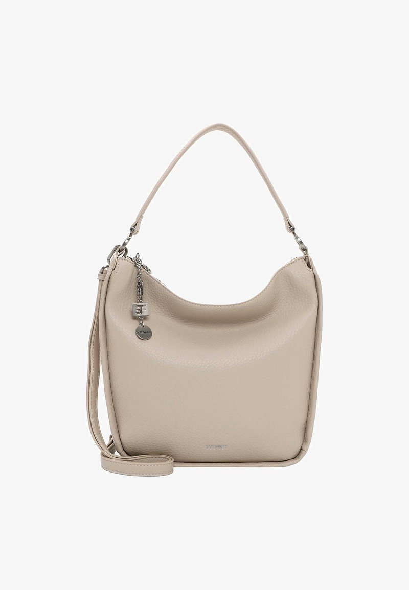 Beige Leder-Schultertasche mit glatter Oberfläche, geschwungenem Design, kurzem Griff und abnehmbarem langen Schulterriemen. Mithilfe eines metallic Anhängers als Detail.