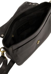 Schwarze Lederhandtasche mit offenem Design, ausgestattet mit einem strukturierten Innenraum, goldenen hardware Akzenten und einer sicheren Reißverschlusstasche im Inneren.