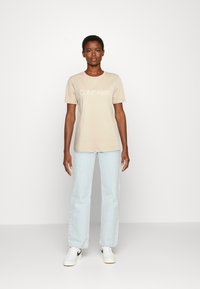 Calvin Klein CORE LOGO - T-shirt estampada - moccasin