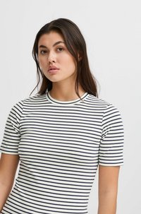 Camiseta de manga corta a rayas con líneas en azul marino y blanco, cuello redondo y diseño ajustado. Fabricada con una tela suave y elástica.