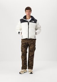 The North Face RETRO NUPTSE JACKET - Chaqueta de plumas - white dune/black