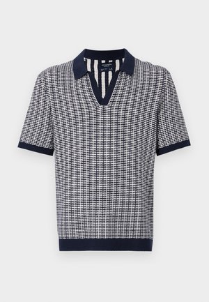 Polo à manches courtes en bleu marine et blanc avec un motif texturé, col en V, et col et ourlet côtelés. Le tissu semble tricoté.