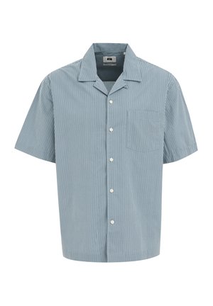 Camisa de botones de manga corta en azul claro con rayas verticales blancas, que cuenta con un cuello, un bolsillo frontal y una textura de tejido suave.