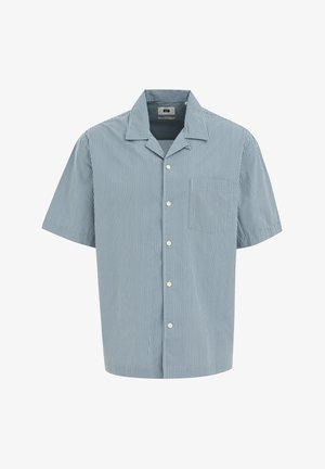 Lühikeste varukatega nööbiga särk helesinisena, vertikaalsete valgete triipudega, millel on krae, esikott ja pehme kangas.