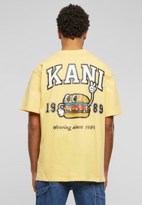 Karl Kani SMALL SIGNATURE BURGER  - Camiseta estampada - yellow