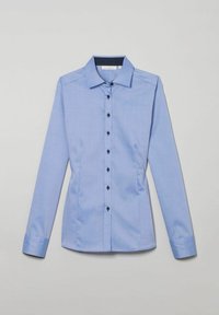 Hellblaues Langarmhemd mit Button-Down-Kragen, ausgestattet mit einem taillierten Design, schwarzen Knöpfen und einem strukturierten Innenkragen.