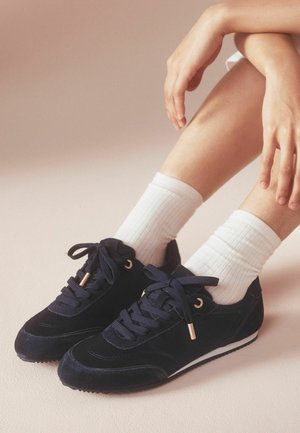 B by Ted Baker, REGULAR FIT - NAVY ROUND TOE SLIM EMBROIDERY DETAIL LACE UP JOGGERS - Sneakers - navy