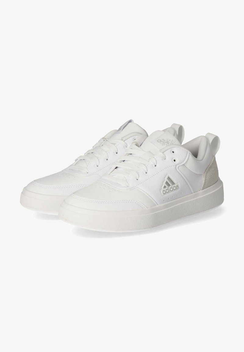 Baskets blanches en cuir et textile avec une finition lisse. Les caractéristiques incluent des lacets, une semelle en caoutchouc texturée et un accent de logo.