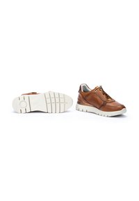 Baskets en cuir marron avec un design texturé, semelle blanche et fermeture éclair. Elles possèdent un col rembourré et un bout renforcé pour plus de durabilité.