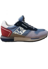 Sneaker con un mix di mesh blu e suede, dettagli in rosso e beige, una suola testurizzata e un logo metallico sul lato.