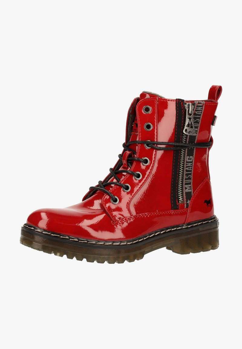 Bottine à lacets en cuir verni rouge avec accents noirs et détail zippé. Semelle épaisse en caoutchouc et œillets en métal complètent le design.