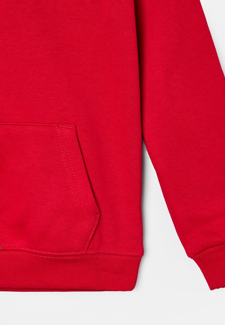 Roter Sweatshirt mit Kängurutasche, gerippten Bündchen und Saum. Hergestellt aus weichem Stoff mit glatter Textur, geeignet für legere Kleidung.