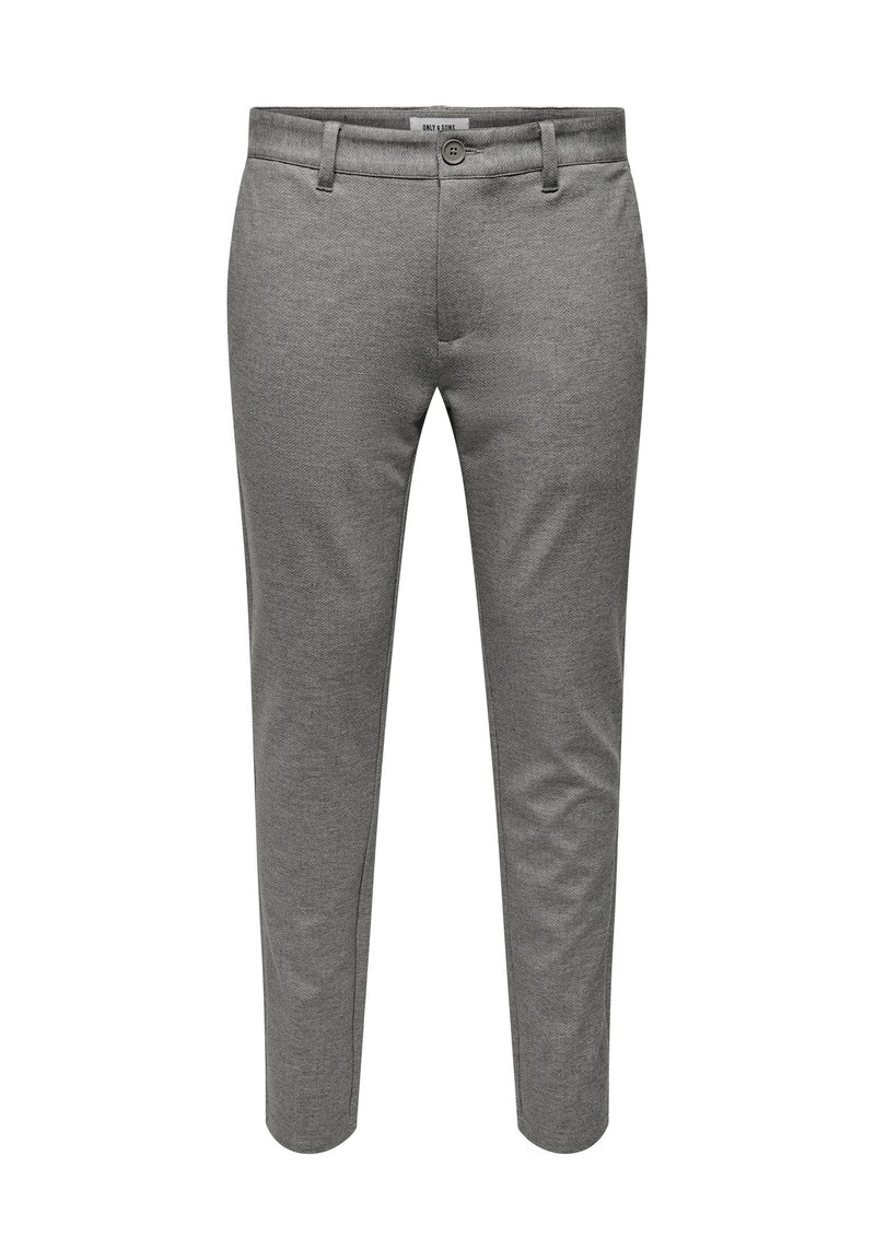 Pantalones en gris con patrón de espiga, de corte ajustado, con dos bolsillos frontales y cierre de un solo botón. Están hechos de una tela suave y texturizada.