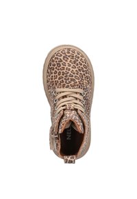 Lepardprint enkellaarzen in lichtbruin met gestructureerd oppervlak, voorzien van vetersluiting, een decoratieve ritssluiting en een rubberen zool.