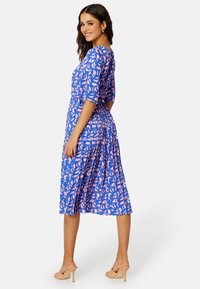 Bubbleroom ROUND NECK PLEATED DRESS - Denní šaty - dark blue