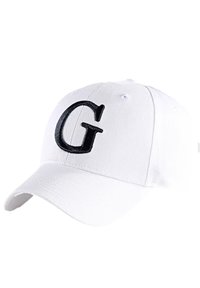 Casquette de baseball blanche avec un visière incurvée et une lettre "G" brodée en noir à l'avant. Fabriquée en coton avec des oeillets de ventilation.