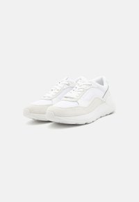 Pantofi sport albi, cu un amestec de materiale din plasă și întărituri de piele, vârful rotunjit, accente texturate și o talpă căptușită pentru confort.
