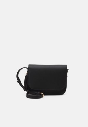 Sac bandoulière rectangulaire noir avec bandoulière réglable et fermeture à rabat sur un fond clair uni.