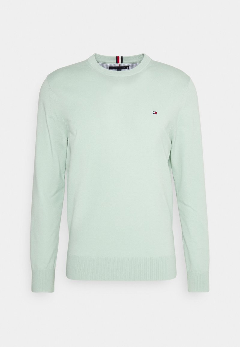 Hellgrüner, gestrickter Pullover mit langen Ärmeln, Rundhalsausschnitt und kleinem gestickten Logo auf der Brust. Glatte Textur und figurbetontes Design.