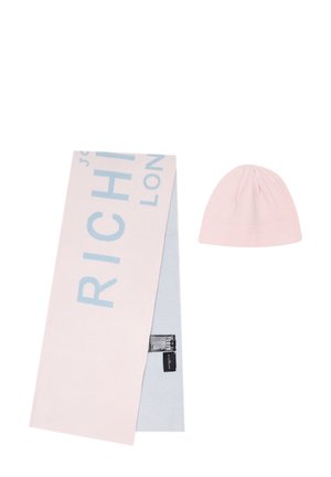 Sciarpa rosa chiaro con testo blu e berretto abbinato rosa chiaro esposti su uno sfondo bianco.